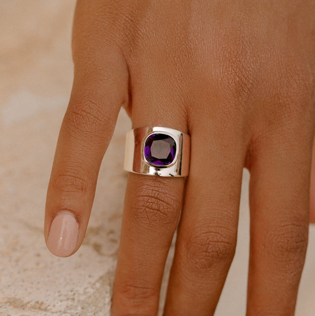 Lilly Ring in White Rhodium with Amethyst
