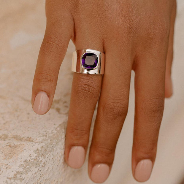 Lilly Ring in White Rhodium with Amethyst