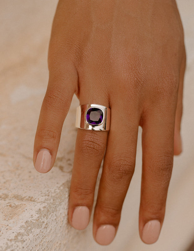 Lilly Ring in White Rhodium with Amethyst