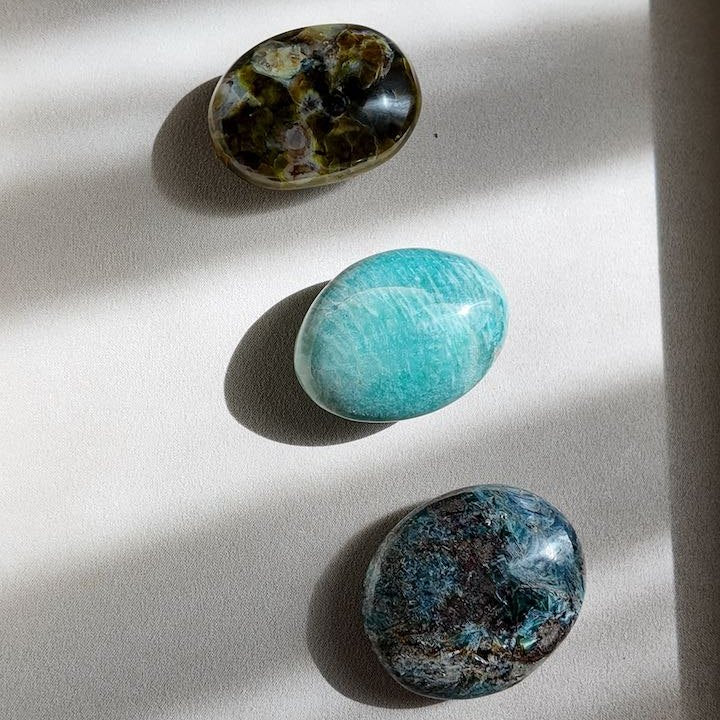 ALIGNED amazonite centered among the stones