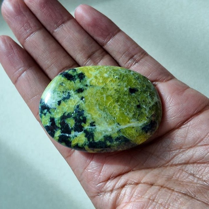 ROOTED lizardite held in hand