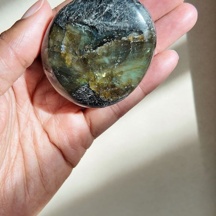 UNDERESTIMATED labradorite, flash catching the light