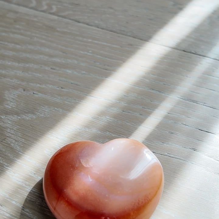 WANTING carnelian palm stone, banded orange and red